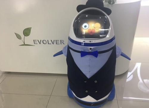 进化者机器人推出餐饮迎宾机器人,主打引流、省力